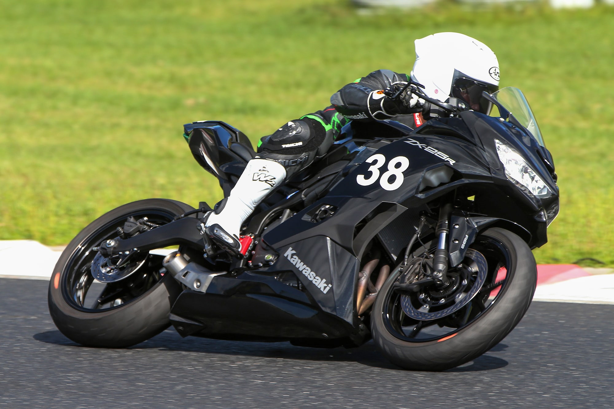 16台のNinja ZX-25Rが岡山国際サーキットを駆ける！ Ninja Team Green