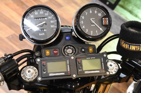 ヨシムラのメーターが“ツライチ“でキマる！ バグースの専用ステーが尊