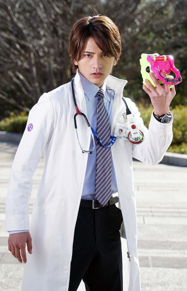 鏡飛彩 | 仮面ライダー図鑑 | 東映