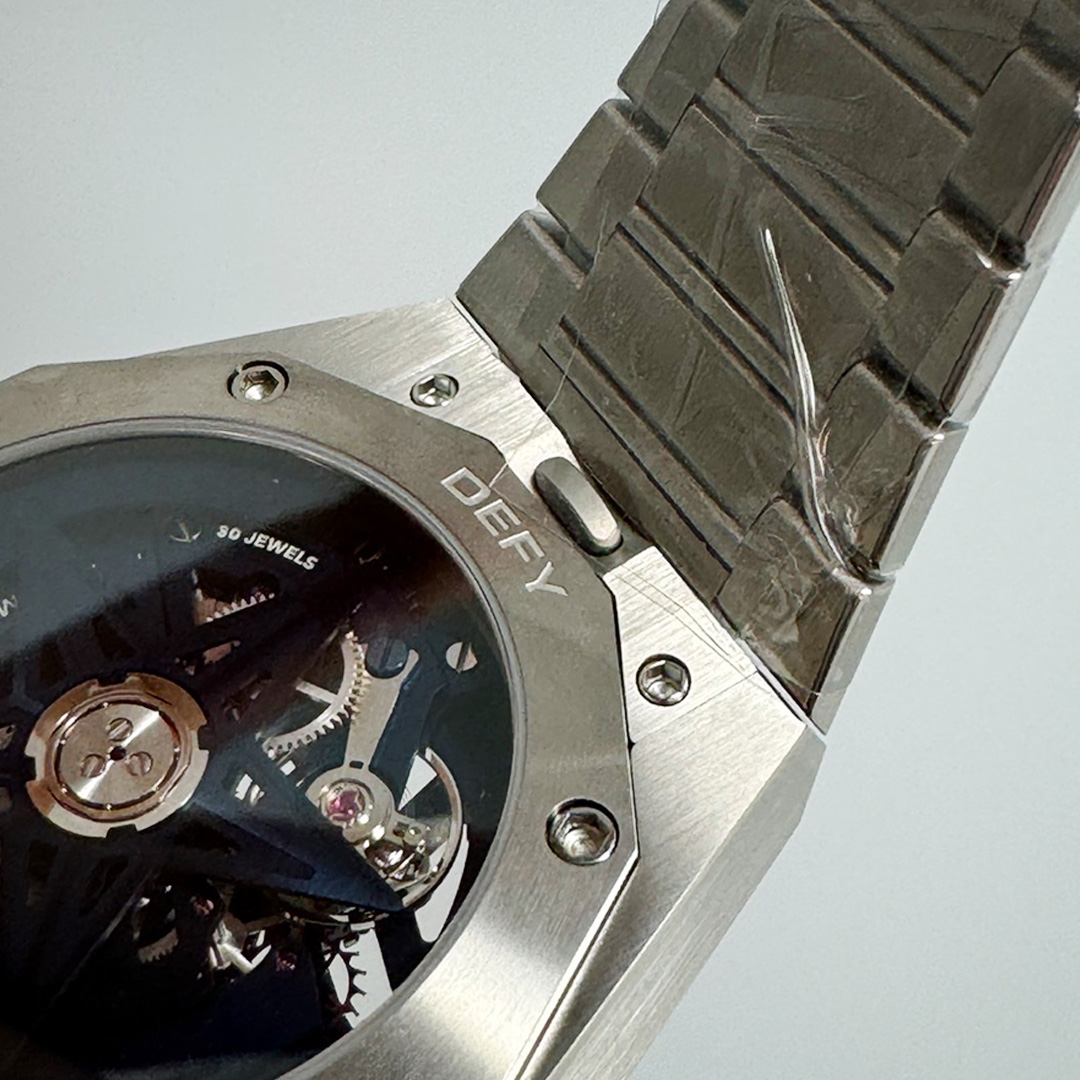 高精度のエルプリメロ搭載スケルトンモデル：ゼニス デファイ