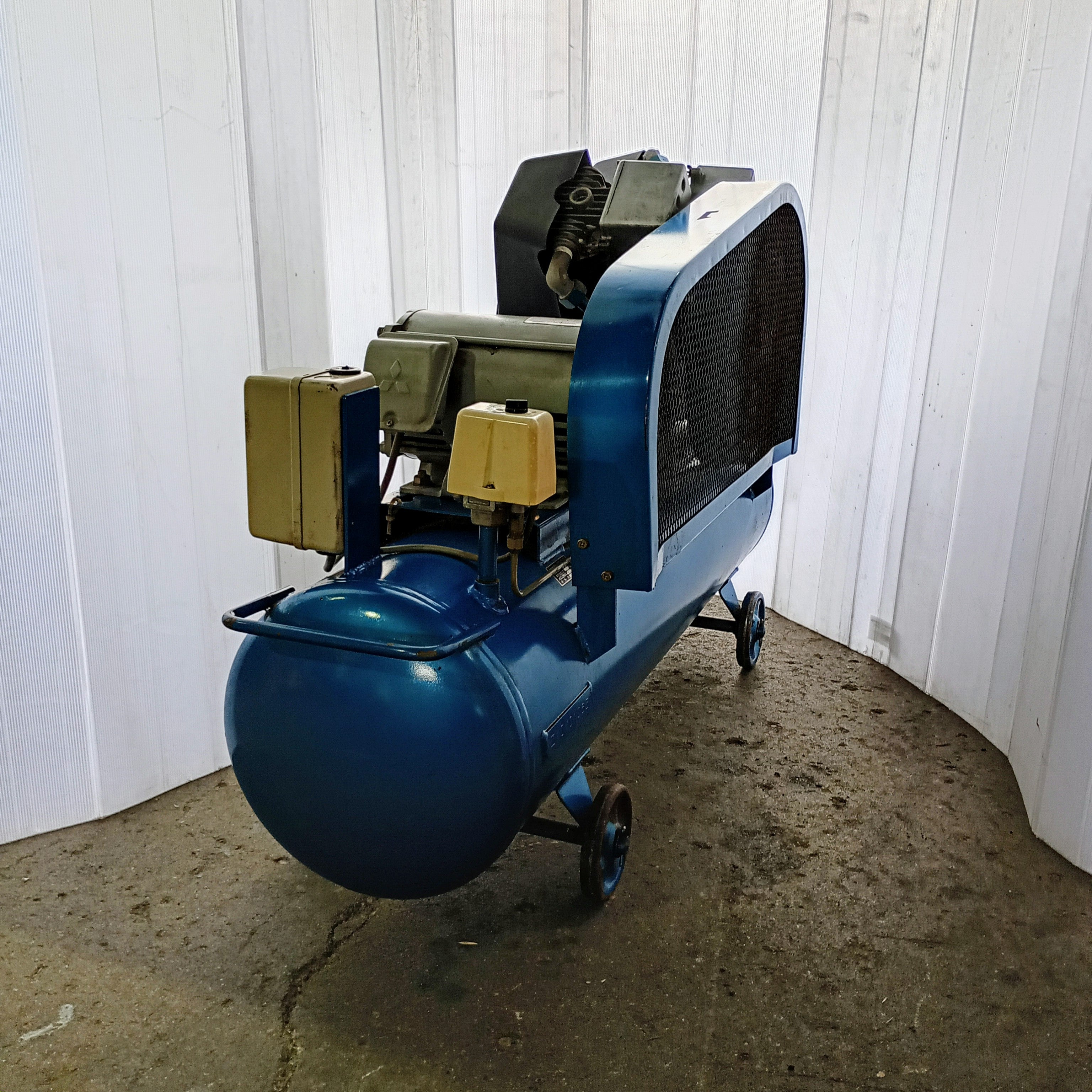 岩田塗装機工業(現アネスト岩田) SP-22PB レシプロコンプレッサー