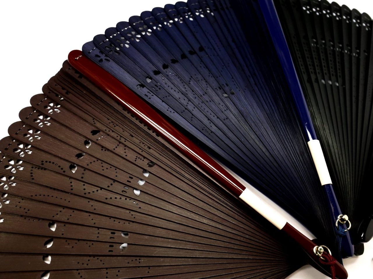 婦人用扇子2020・4種｜総竹桜小花透かし彫り6寸扇子。洋装にもお