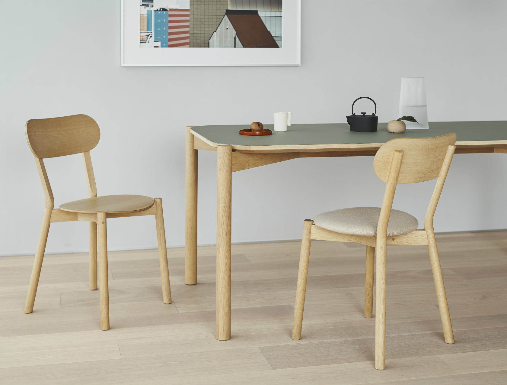 Castor Chair Plus ‒ KARIMOKU NEW STANDARD (KNS)