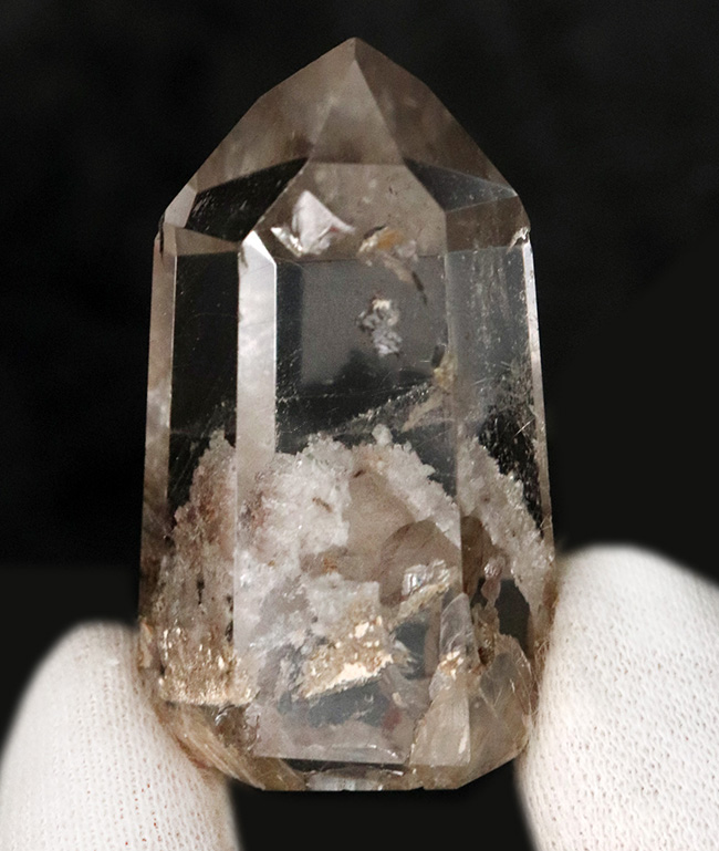 水晶の中に水晶が存在する不思議な水晶。その名もファントムクォーツ