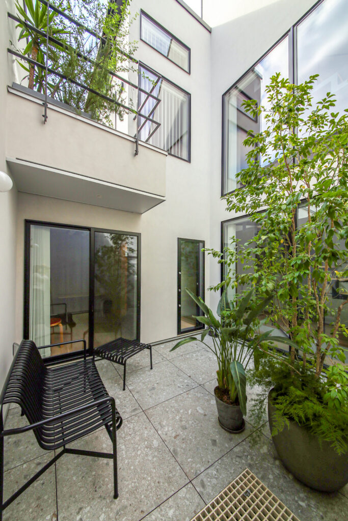 各空間をつなぐ中庭 - テラジマアーキテクツ