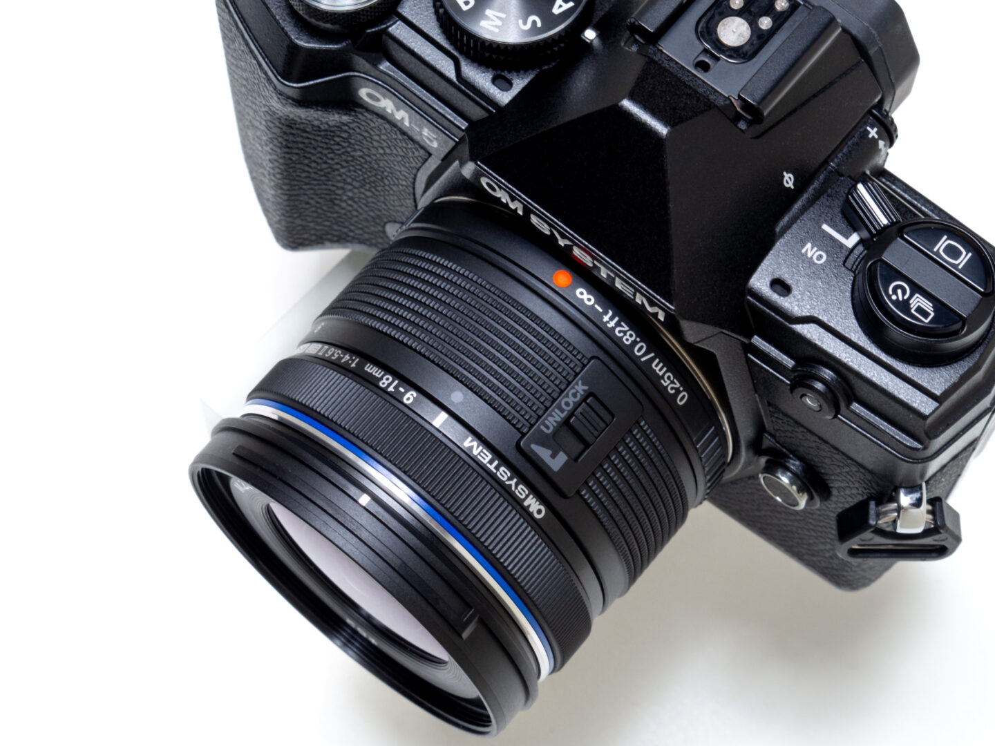 手のひらに収まるコンパクトさと高画質を両立する軽量な広角ズーム