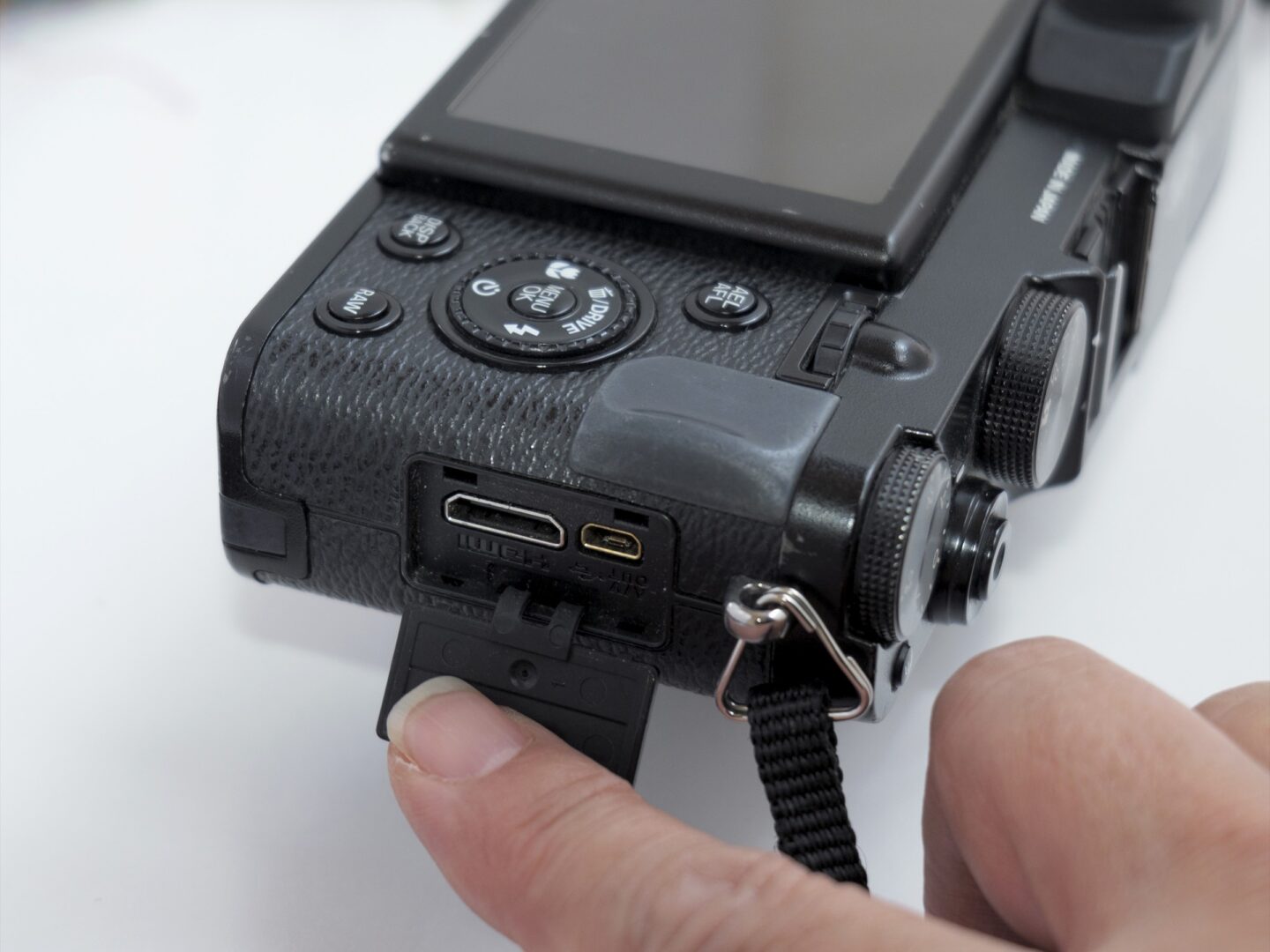 オールドコンデジ】豊かな色表現を楽しむ「FUJIFILM X10」の魅力を再