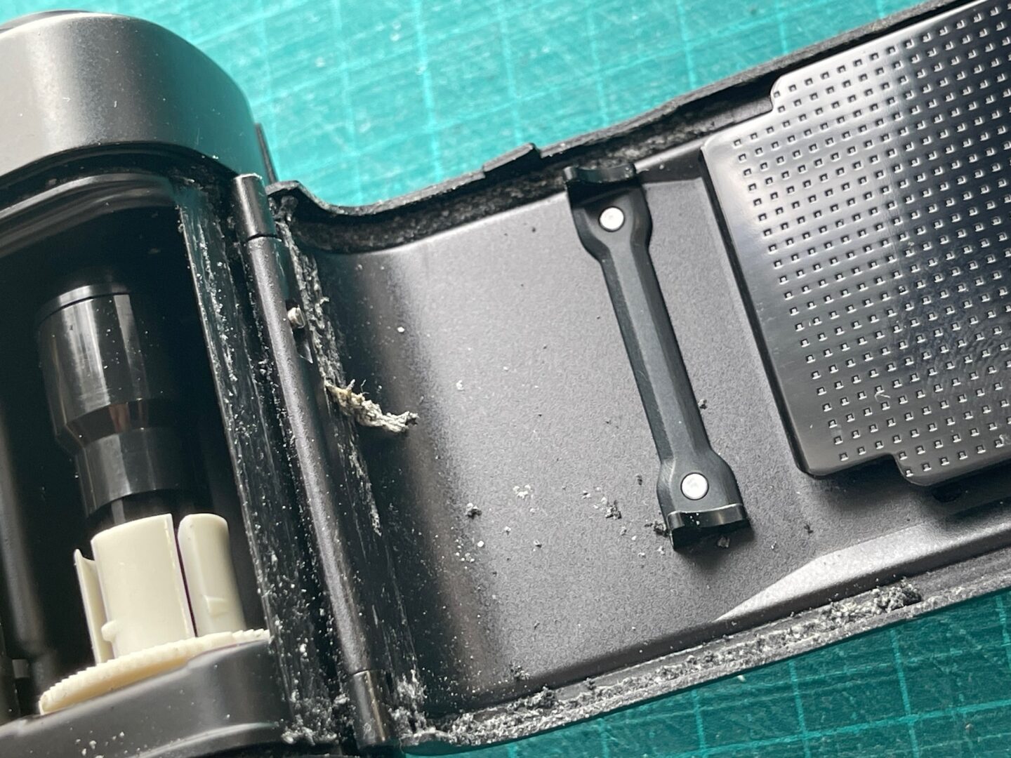 モルト劣化のジャンクフィルムカメラ「ライカ R4s」のモルトを交換して