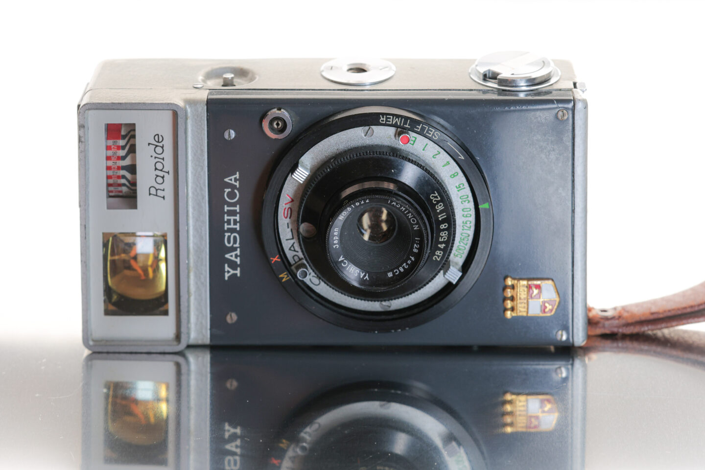 フイルムカメラ】おしゃれな縦型デザインのハーフサイズフイルムカメラ