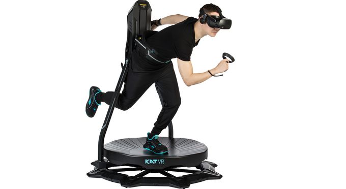 体を動かしてVR空間の中で歩くルームランナー型入力機器 KAT Walk C2+