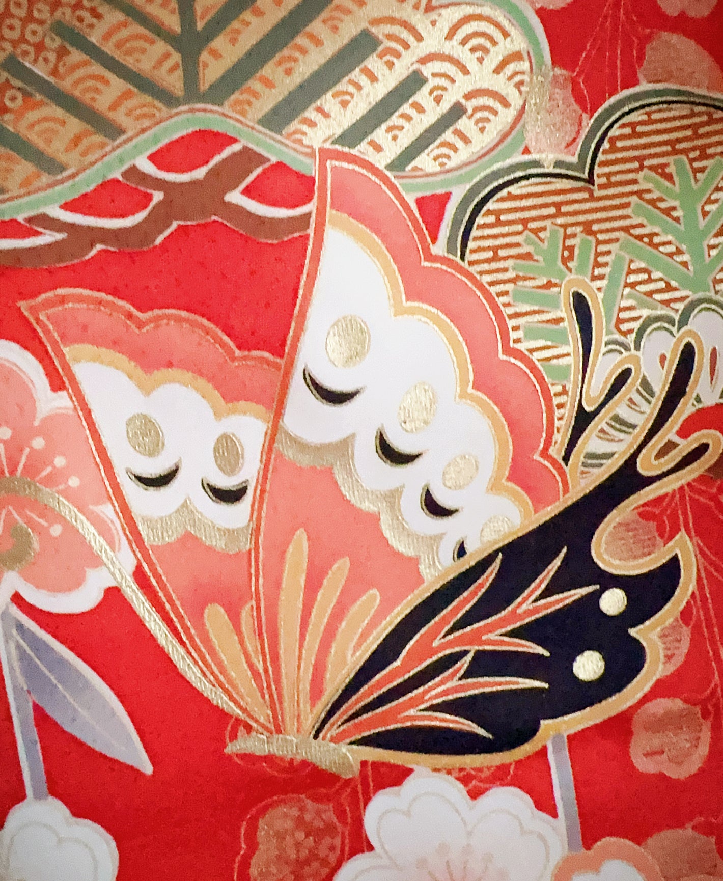 振袖レンタル・猩々緋 赤系 暈し染め 駒刺繍 金彩 藤 松 桜 蝶 花草