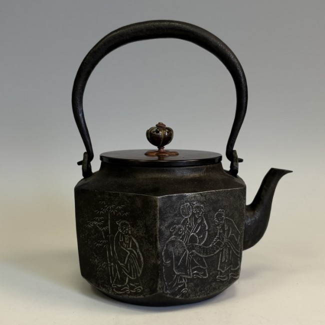 hn967sa 般若勘渓作 七賢人文亀甲砂鉄鉄瓶 約0.8L 【日本製・