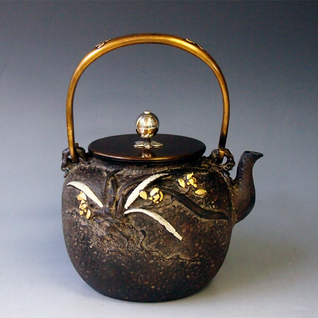 tb125 亀文堂写 蘭蟹鉄瓶 本体に金銀象嵌入り 座：銀 弦