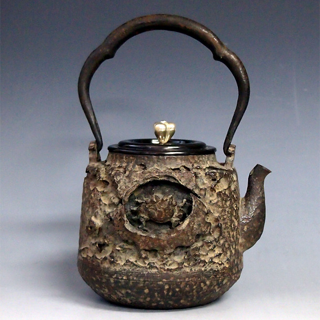 tb3 龍文堂写 岩にカニ鉄瓶 約1.2L【日本製・証明書付き】【海外対応可】