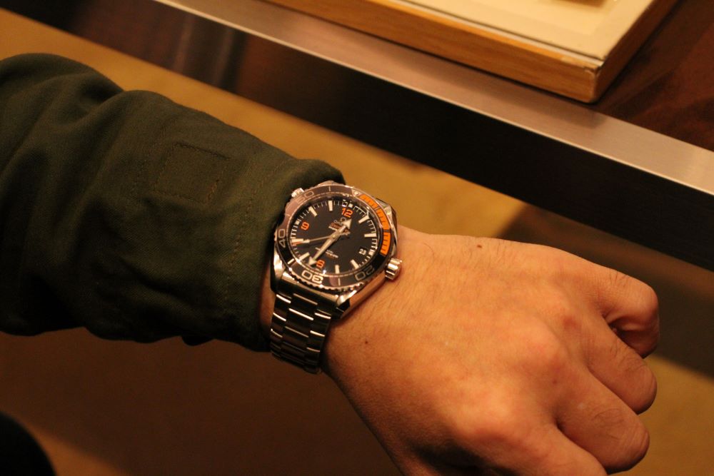 オメガ】オレンジがアクセント！！_プラネットオーシャン 600M