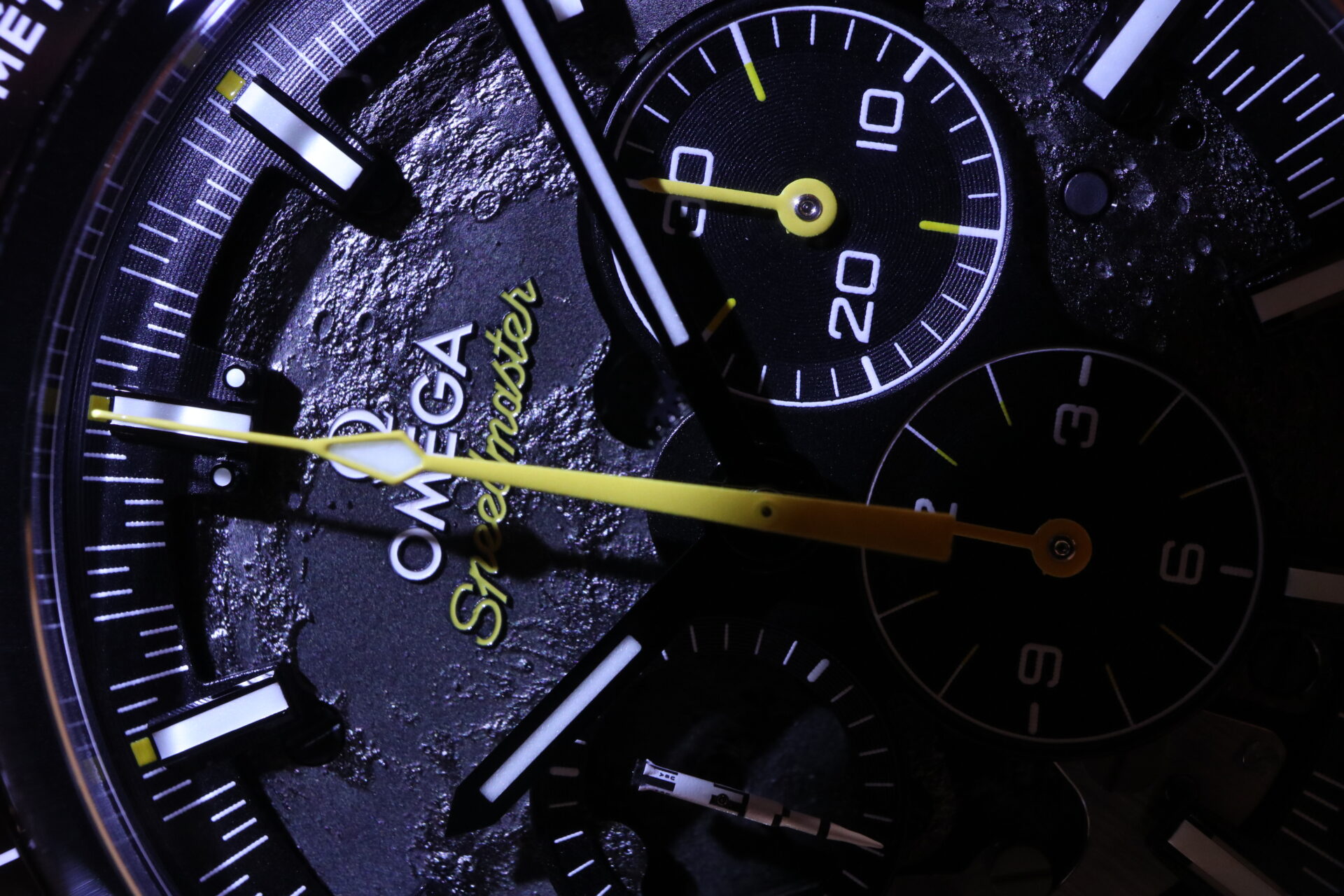 オメガ】宇宙の神秘。あの月面が腕の中に？！大人気モデルが再入荷