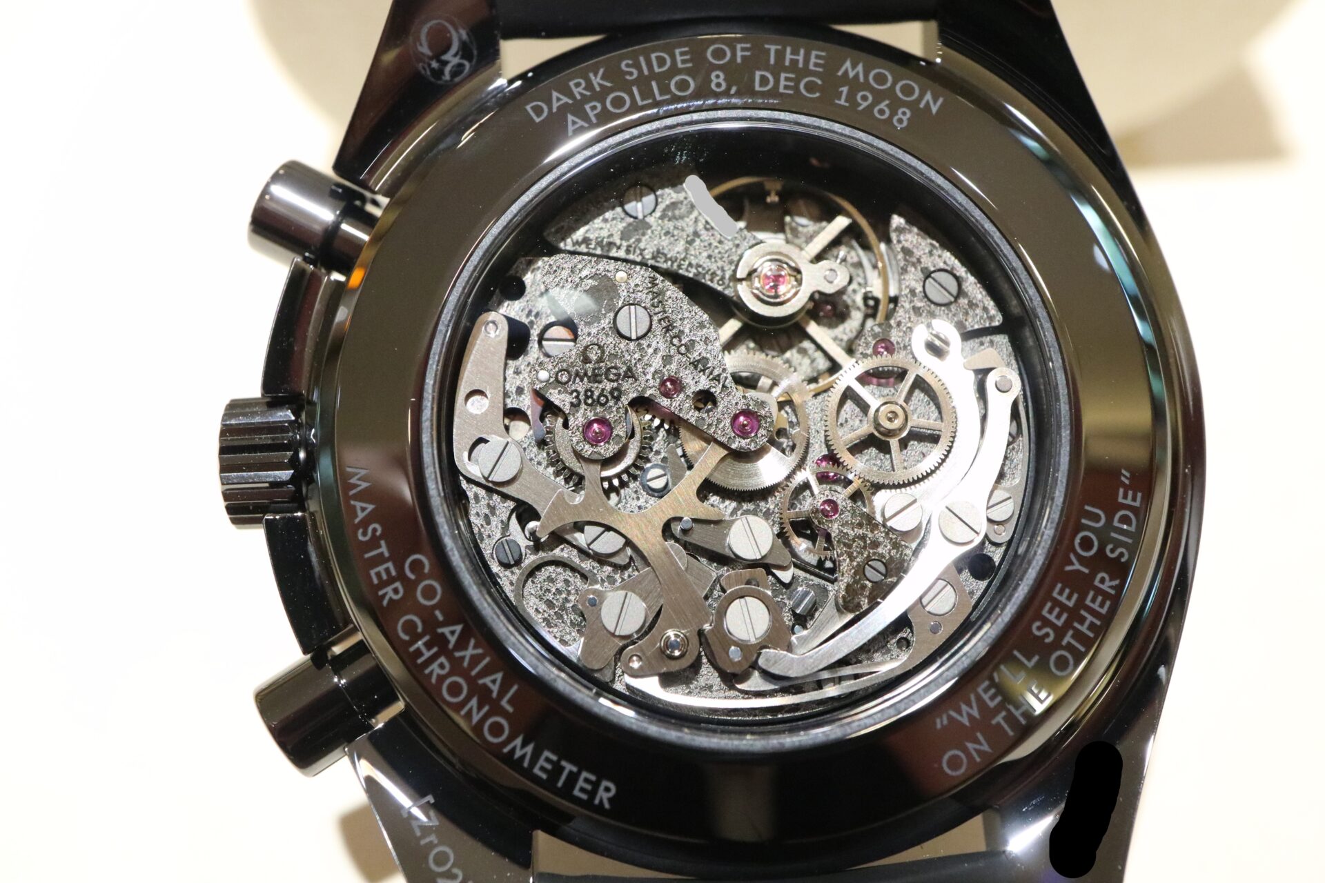 オメガ】宇宙の神秘。あの月面が腕の中に？！大人気モデルが再入荷