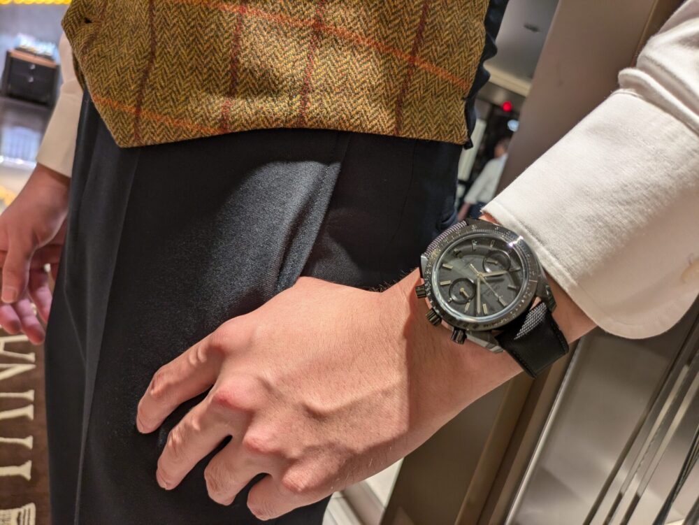 オメガ】漆黒に秘める内面の逞しさが滲み出る1本_スピードマスター