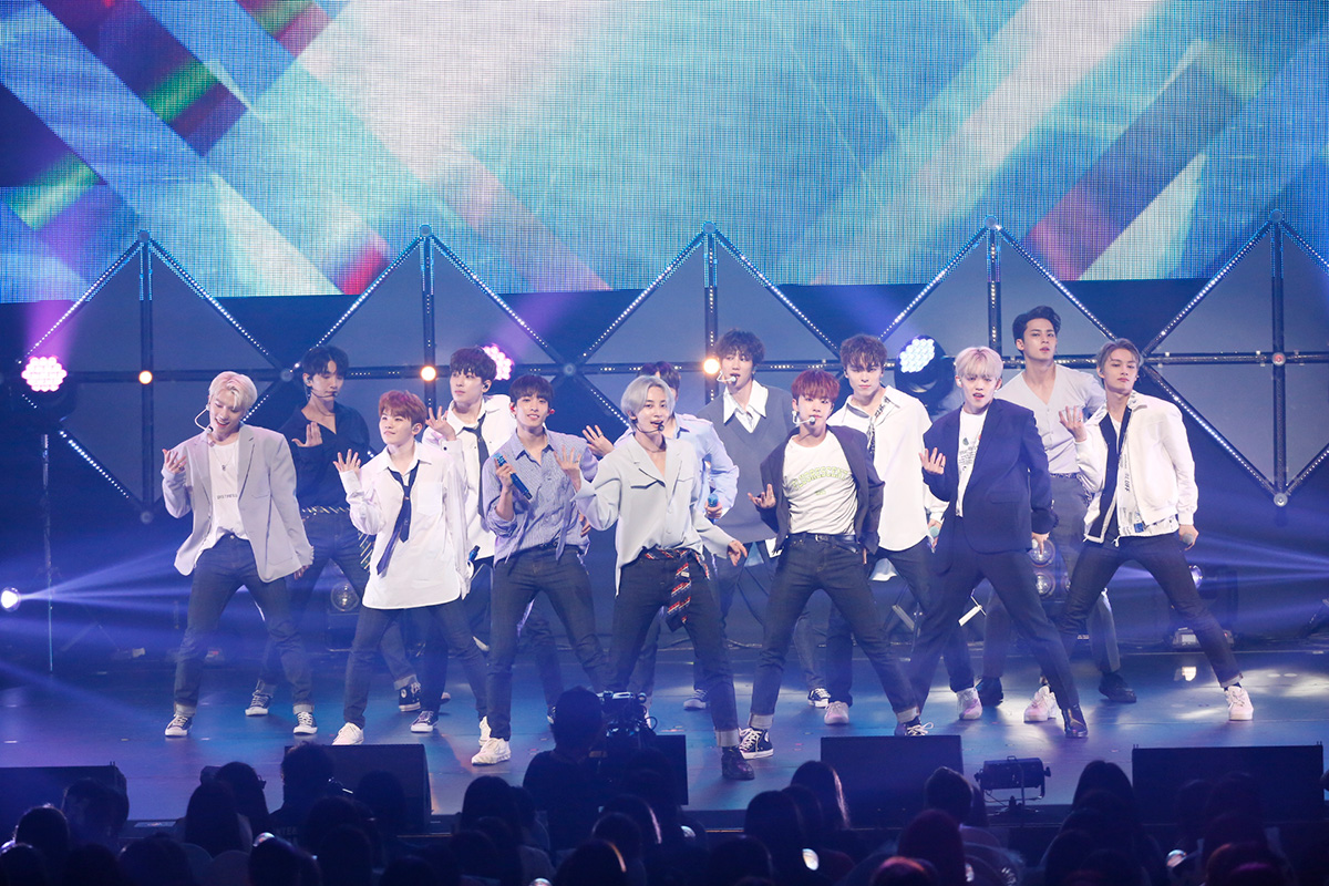 SEVENTEENがショーケースで新曲「Happy Ending」を初生披露