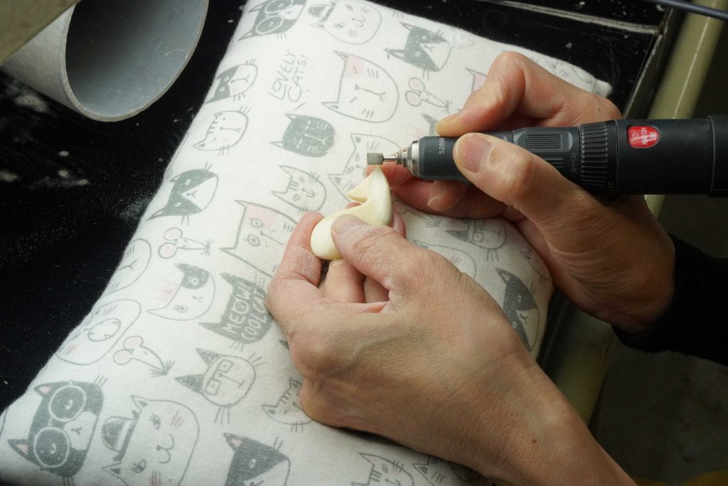 長崎「くじら工芸」マッコウクジラを使った貴重な工芸品製作の舞台裏