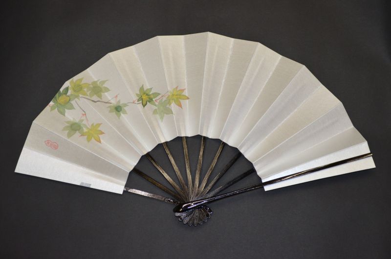 手描き 紅白梅／青もみじ （ごま竹扇子立・桐箱入） - くまがい菁々堂