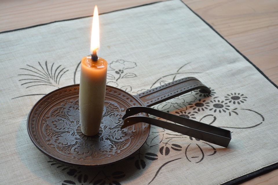 ペルシャ紋燭台 ｜ 宝相華が美しい南部鉄器の手燭。優美でオリエンタル