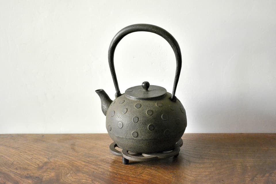 南部鉄瓶】水玉紋丸形鉄瓶｜軽やかに配置された水玉文様がかわいい
