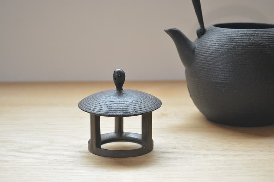 蓋置「五徳・万華鏡」｜鉄瓶のある暮らしをより快適に。あると便利で