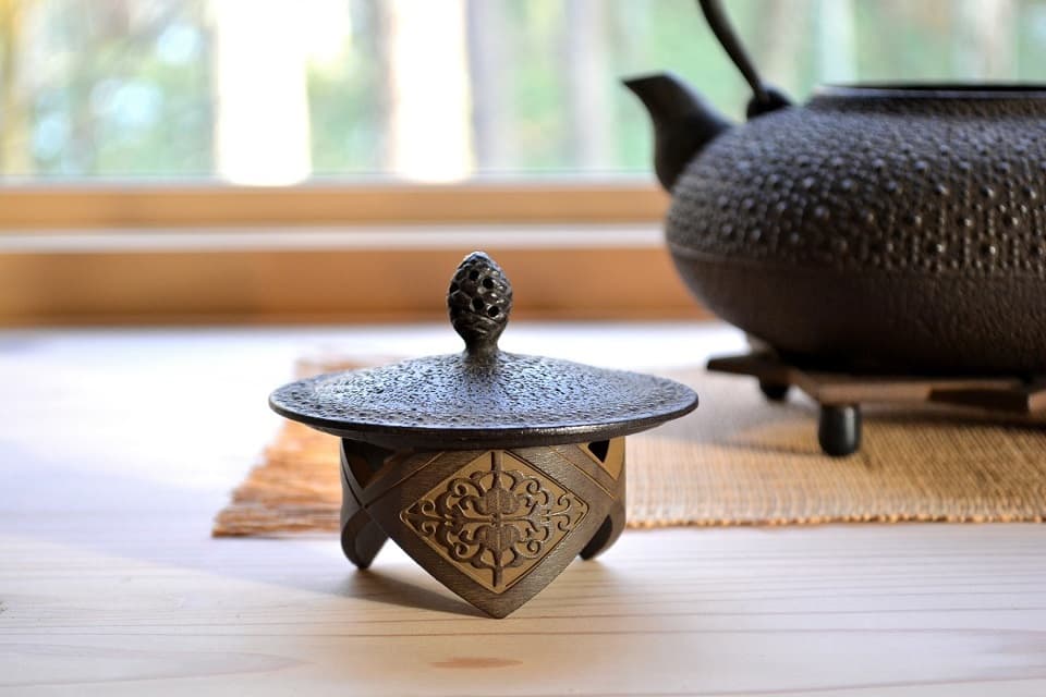 蓋置「五徳・万華鏡」｜鉄瓶のある暮らしをより快適に。あると便利で