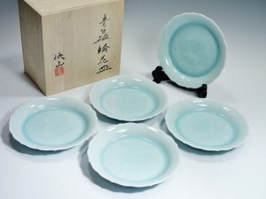 塚本快二の快山窯青白磁輪花皿 | 東京世田谷の買取専門店くらしのくら