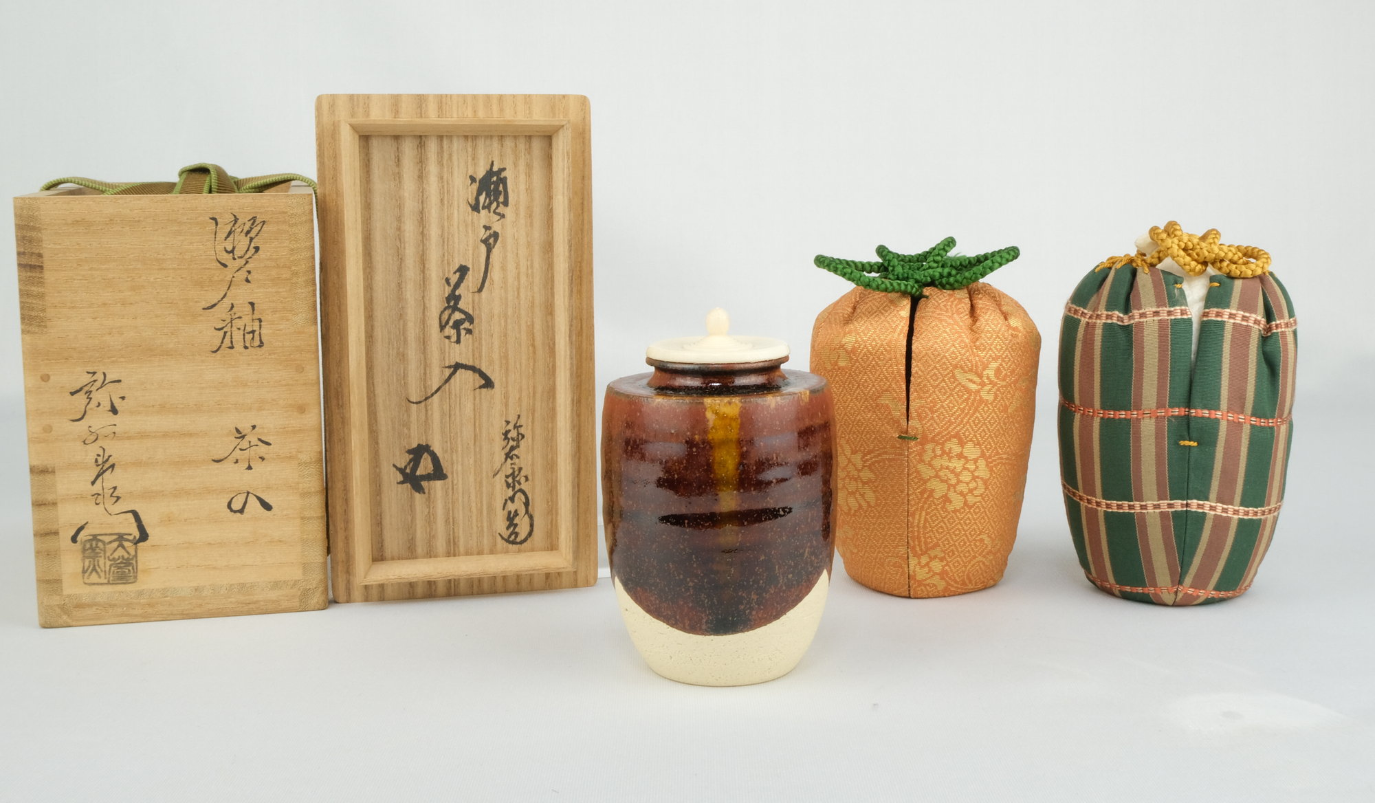 栗山園オンライン通販部 / 【出物】 瀬戸釉茶入 加藤弥右衛門 鵬雲斎書付