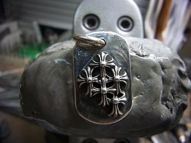 クロムハーツ レイズドセメタリークロスドックタグ NYC限定