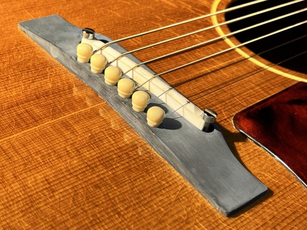 歌い手に愛されるGibsonアコースティックギター、J-45とHummingbirdの