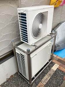 ダイキンエアコンAXシリーズ。2段架台も新しいものに交換しました