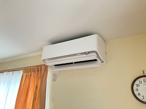 ダイキンエアコンAXシリーズ。2段架台も新しいものに交換しました