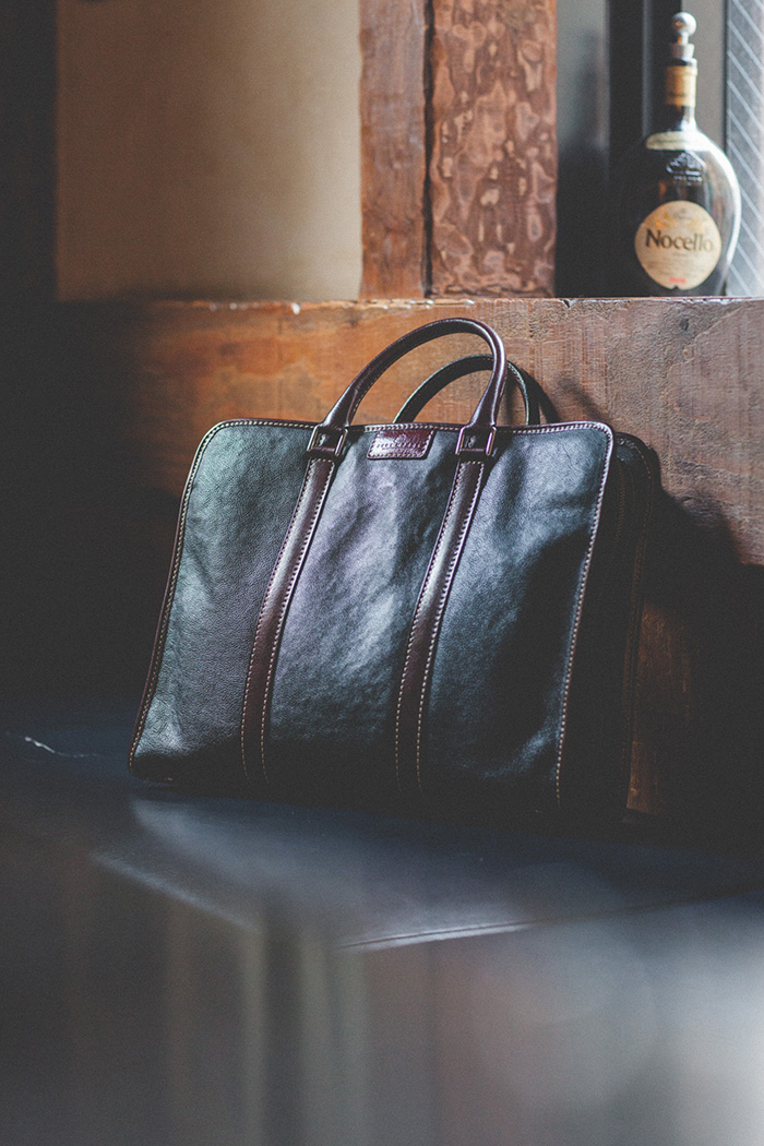 仕事も休日も。モダンで、ちょっと “クラシック” なバッグ。DEUX MONCX