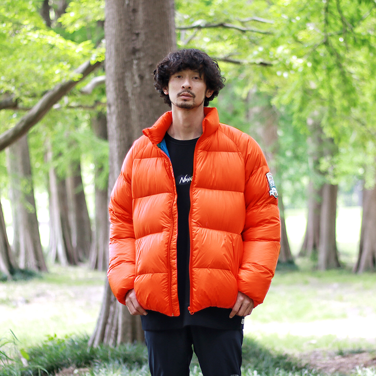 ナンガ 25周年の祝砲ダウンジャケット。大胆なカラーリングは見逃す