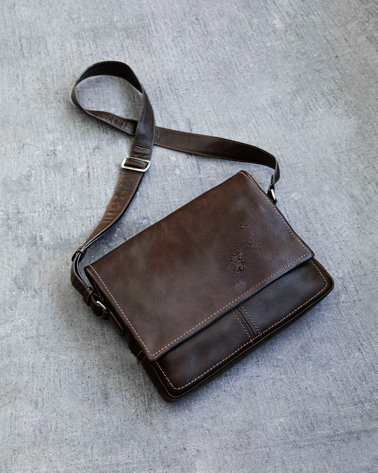 梅雨でもレザーを楽しみたい方へ。土屋鞄製造所のバッグなら、機能も