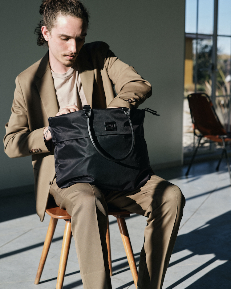 毎日持ち運ぶ相棒は品よく実用的に。オンオフを行き来するマンハッタン