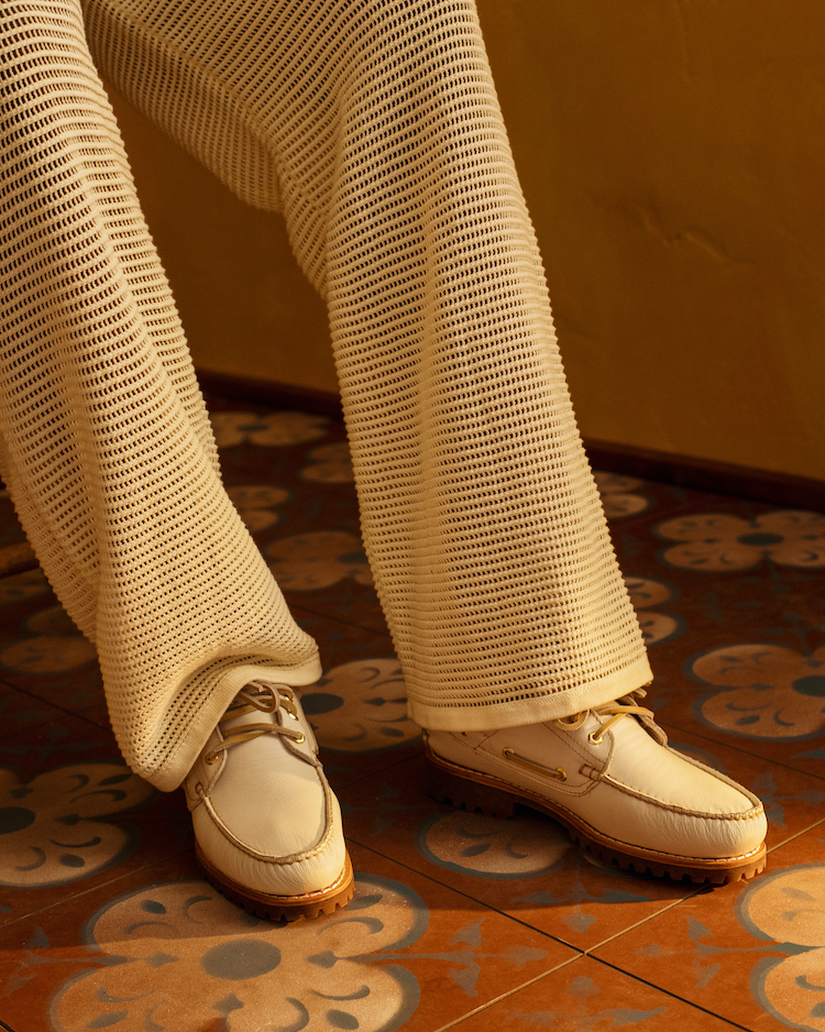 あらゆるパンツに品よくフィットするスリーアイ クラシックラグ。エメ