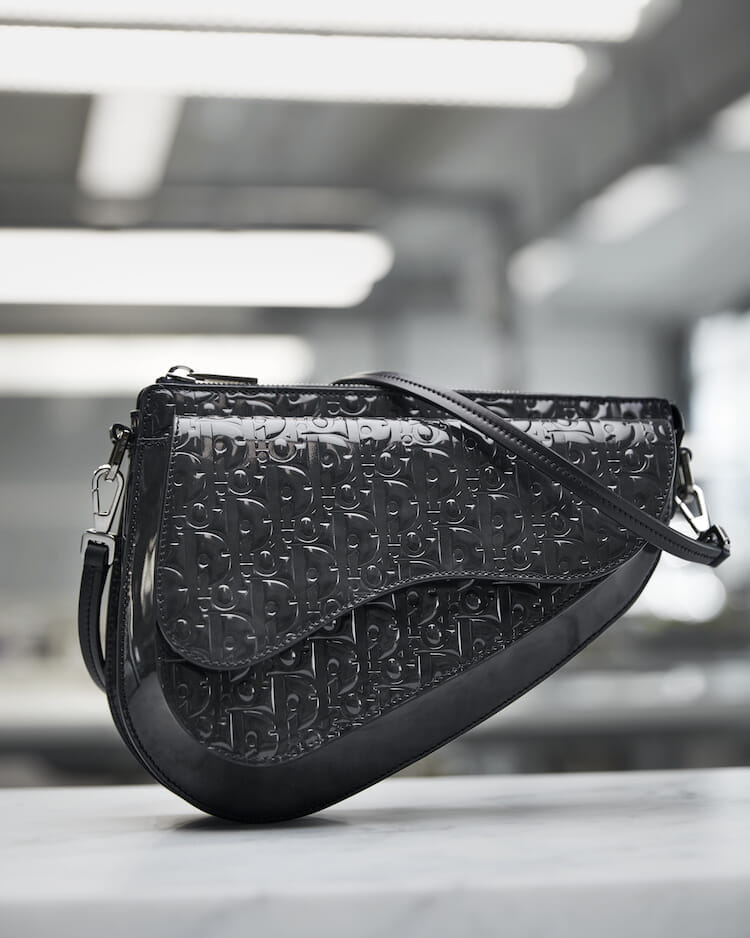 これは革職人たちの精緻な手仕事の結晶。ディオールが新たな名作