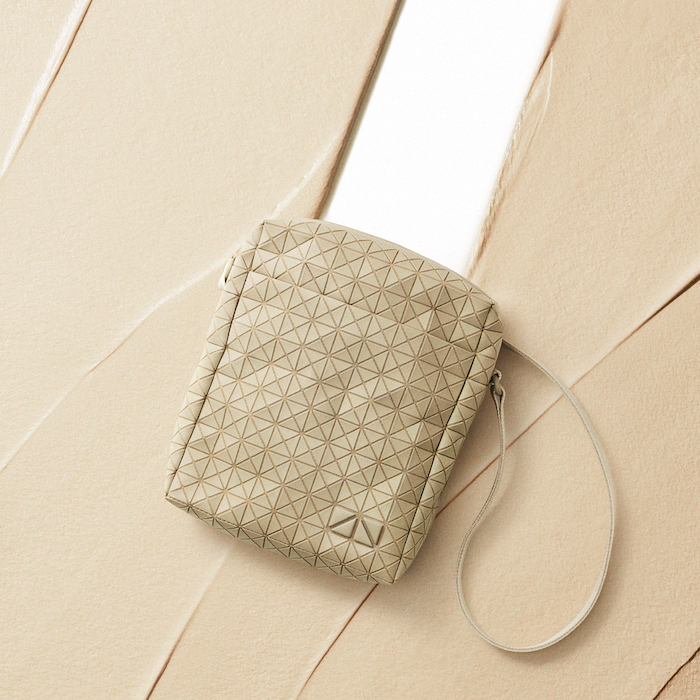 バオ バオ イッセイ ミヤケのKUROシリーズに新作ショルダーバッグ。新