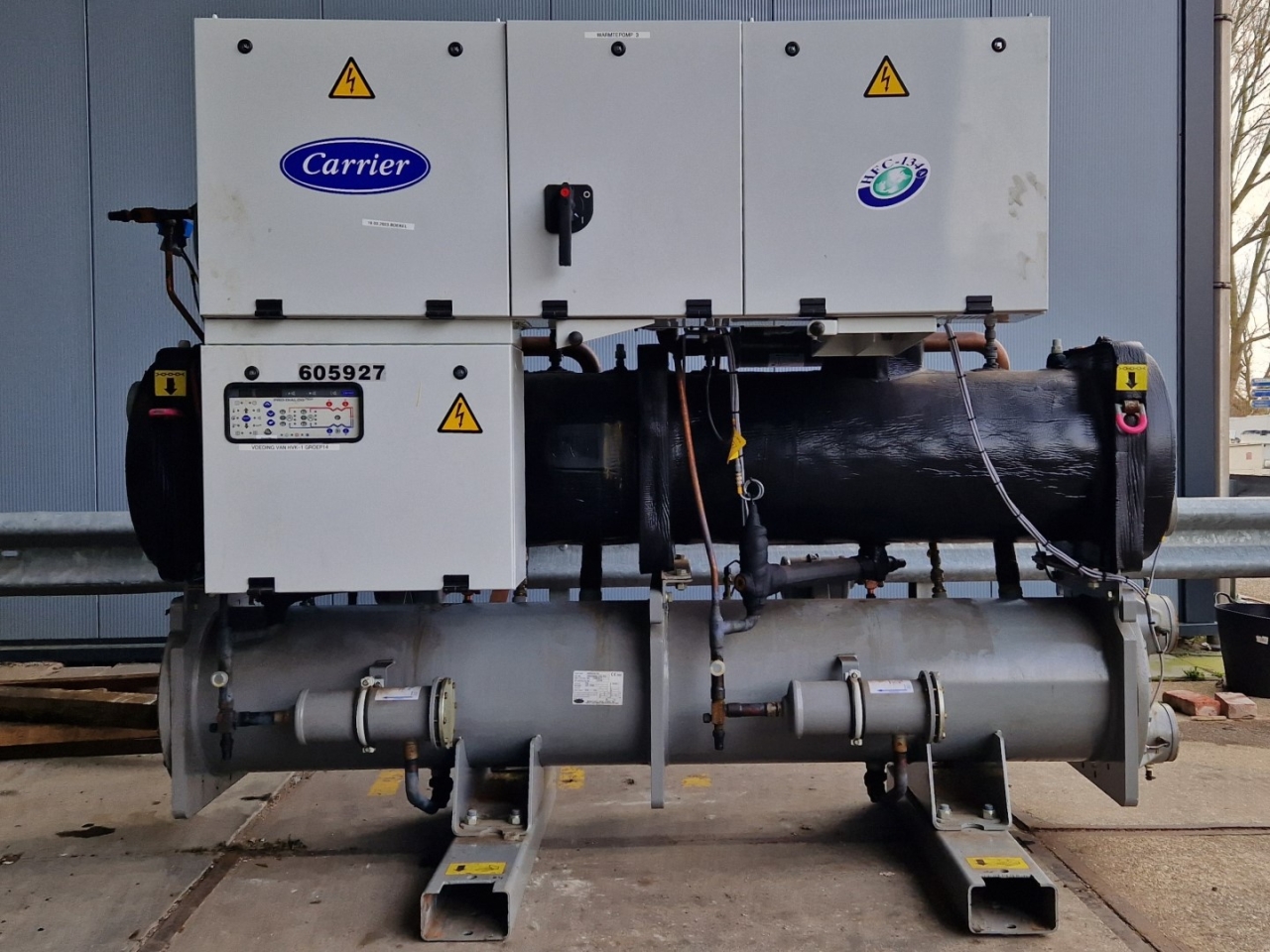 Used Carrier 30 HXC 110 - A0390 water-cooled chiller on Freon