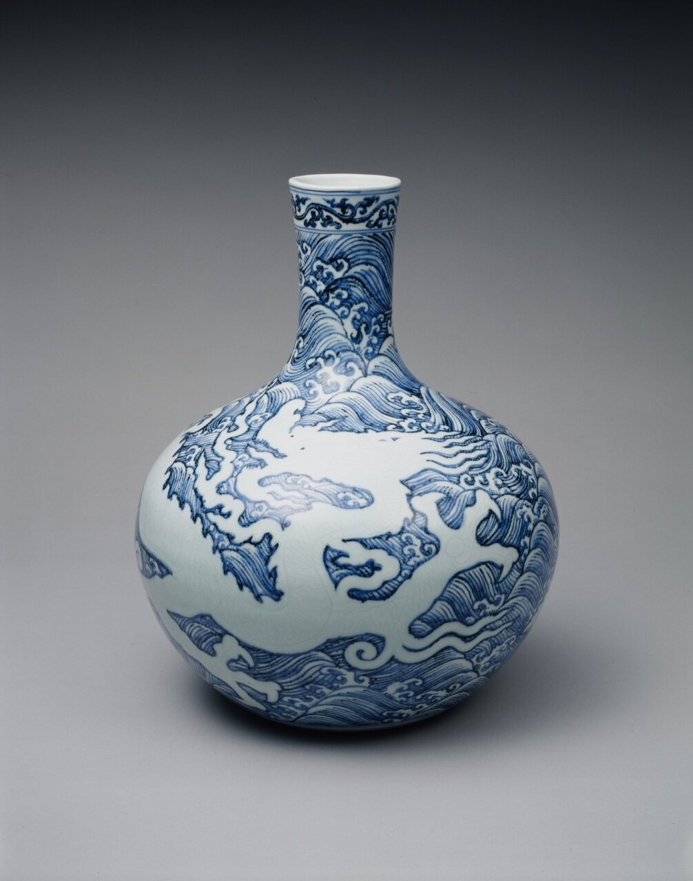 染付龍濤文天球瓶 | 鑑賞物 - コレクション - 荏原 畠山美術館