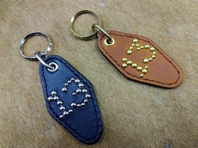 モーテル13スタッズキーホルダー | 革工房ホークフェザーズ