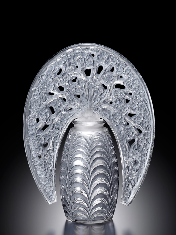 展示作品のご紹介:「リンゴの花咲く木」香水瓶 | 箱根ガラスの森美術館