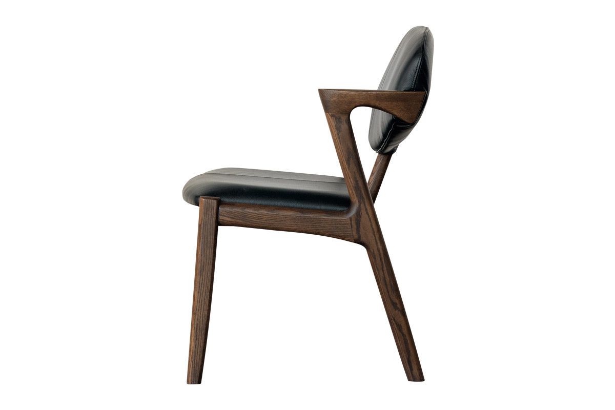 出入りしやすい機能的な肘形状｜No.8200ダイニングチェア｜製品一覧