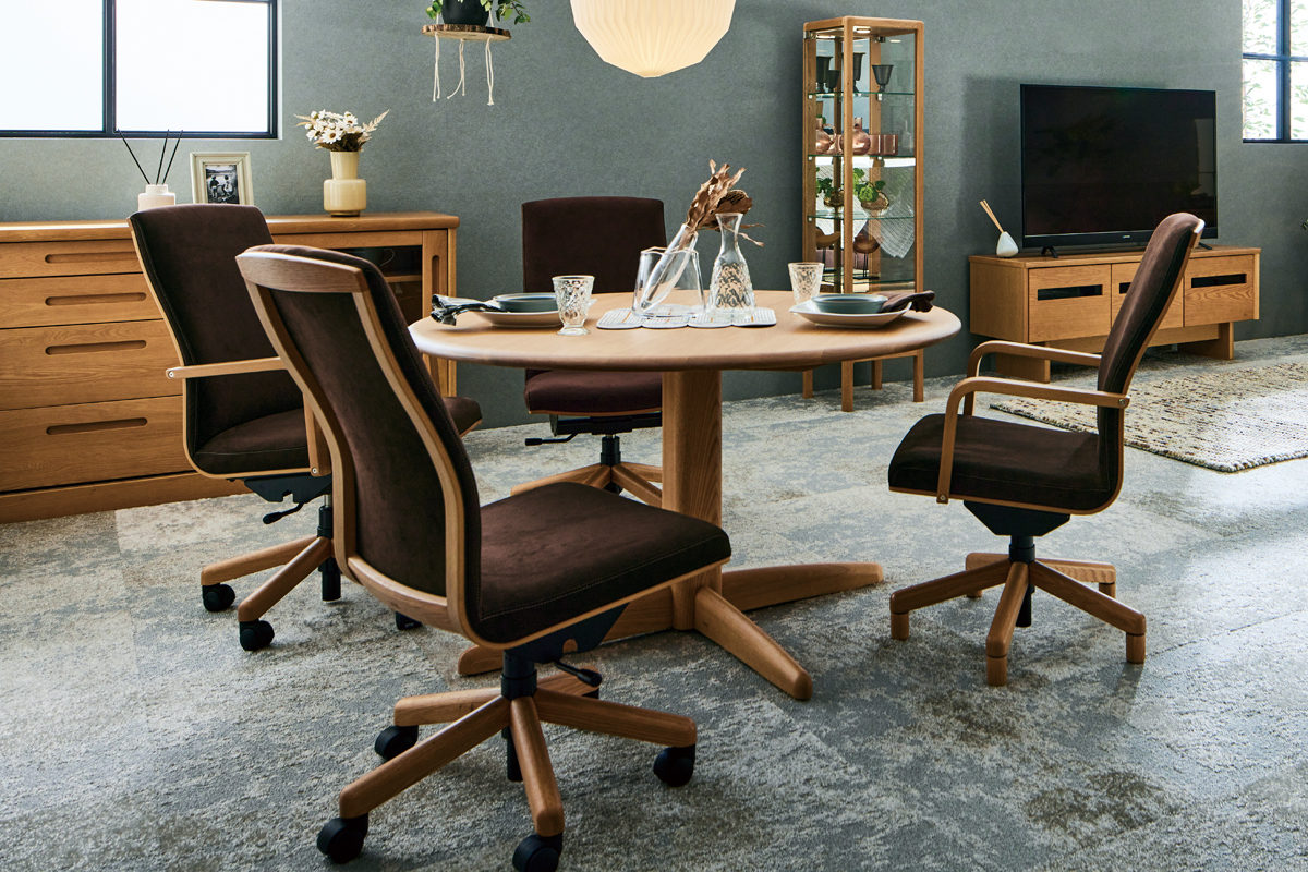 背中に馴染む深みのある座り心地｜No.6400ダイニングチェア｜製品一覧