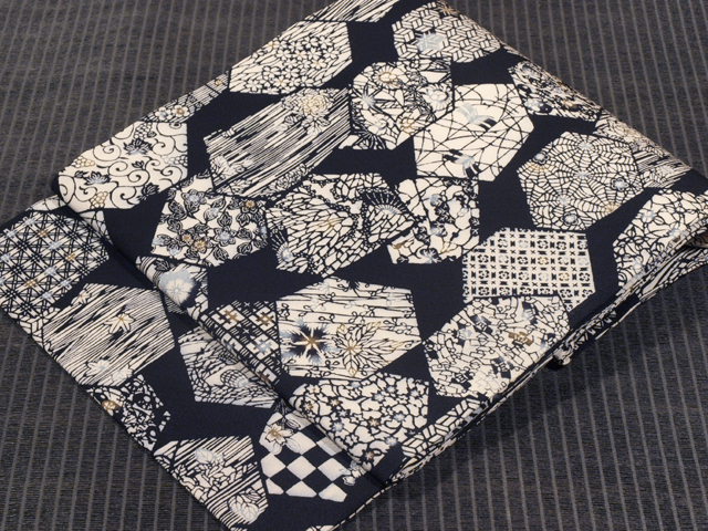 帯のアトリエ花邑 hanamura 銀座店 「亀甲に草花文様 型染め 名古屋帯」