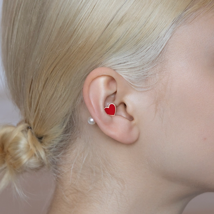 大丈夫。ビジュードエムのピアスは全てひとつずつ(片耳ずつ)の販売です